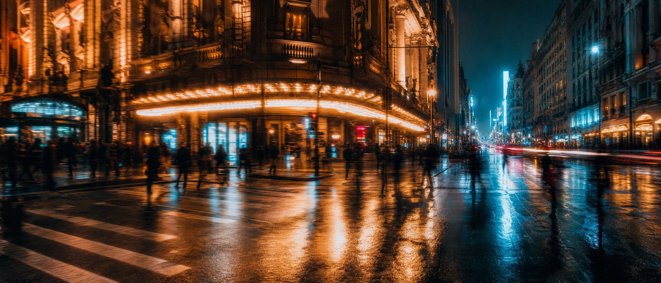 Esquina de Buenos Aires de noche con marquesinas